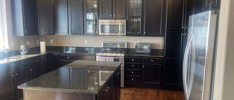 Kjøleskap, mikrobølgeovn, ovn og kokeplater