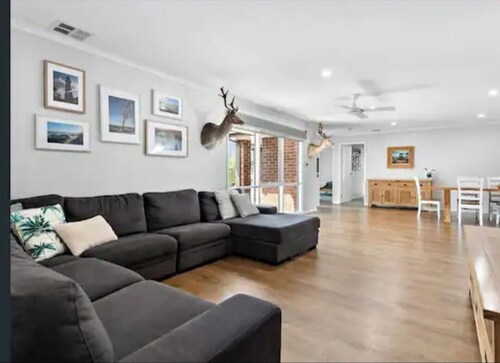 5 bedroom modern villa- sleeps 14 and has it all!