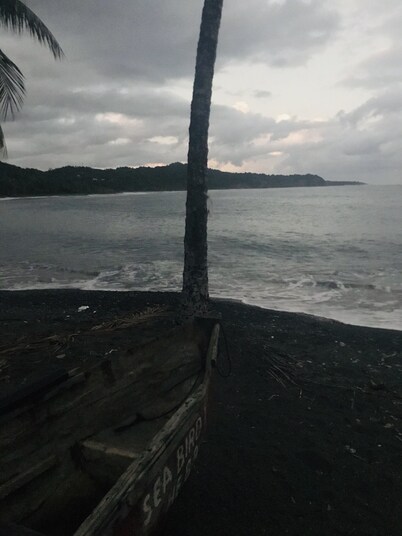 Hope Bay-Peaceful getaway w/ pool and steps to natural beach