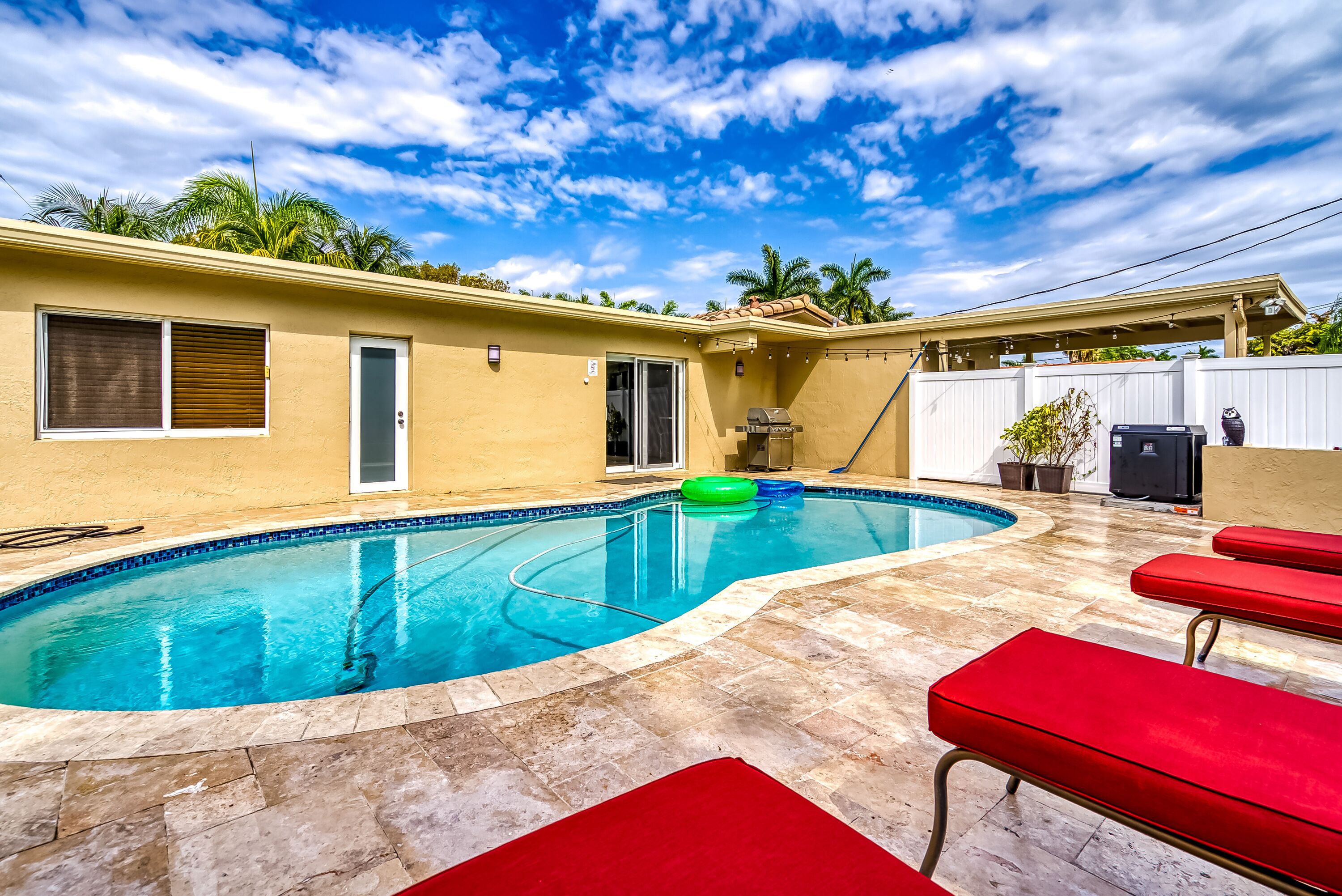 Hollywood Villa close to BEACH w/HEATED POOL