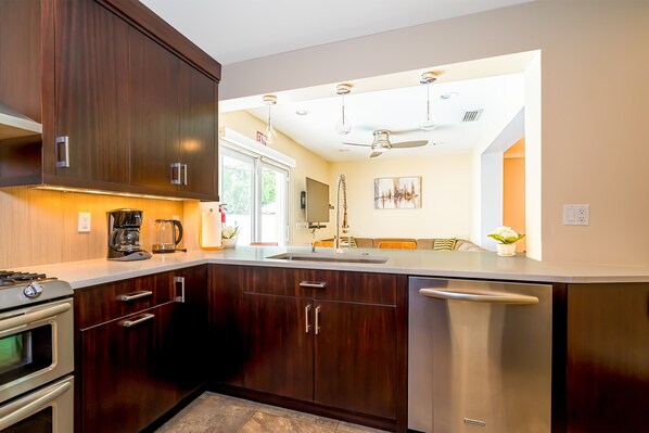 Fridge, microwave, oven, stovetop - Hollywood Villa close to BEACH w/HEATED POOL (Hollywood)