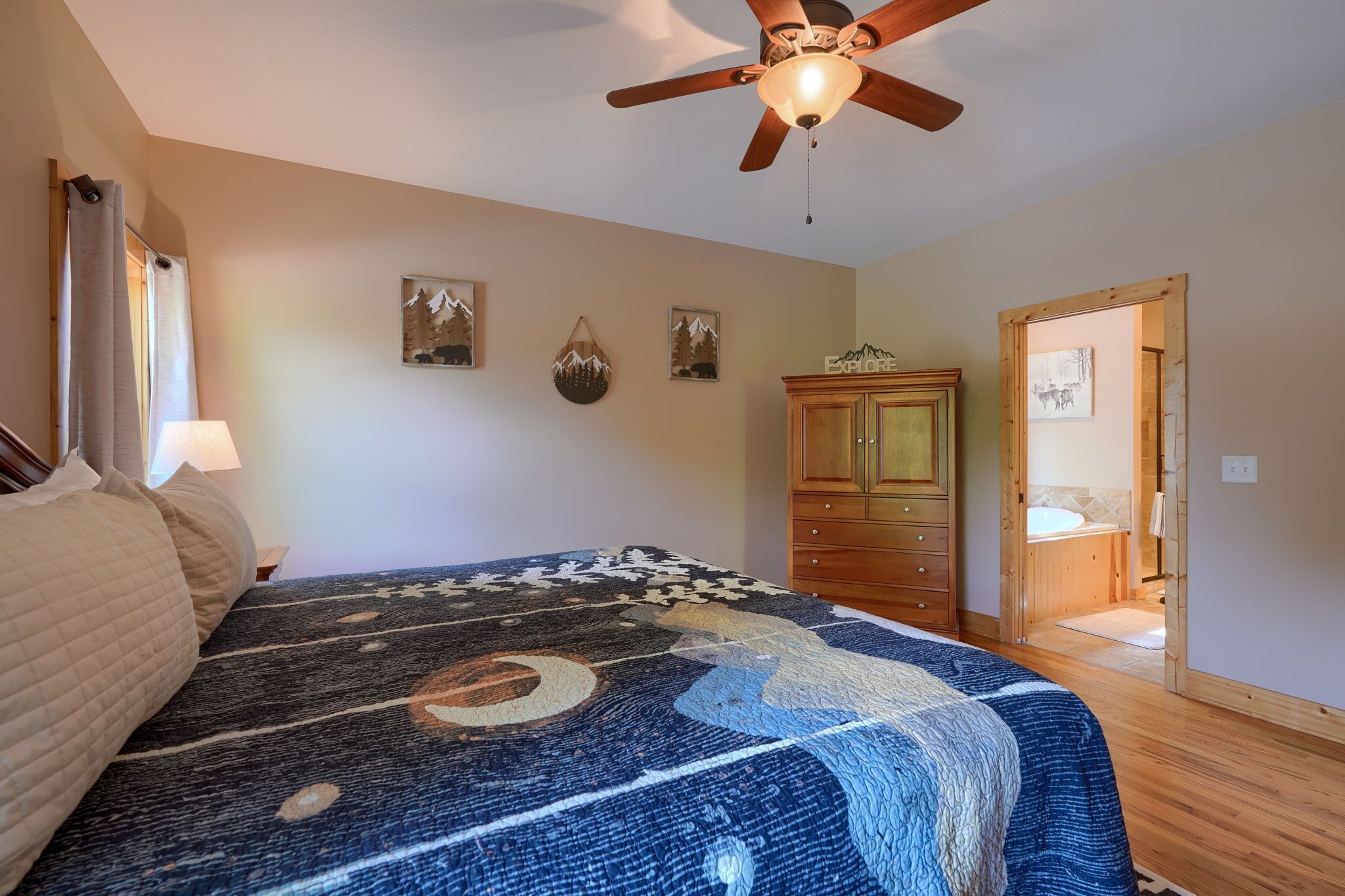 Indoor pool estate with 6 br, 3.5 ba. Minutes from Old Man's Cave!