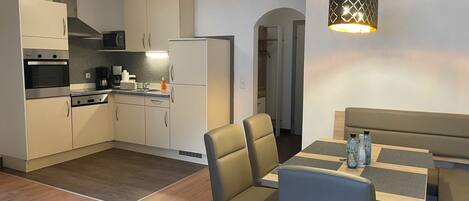 Mikrowelle, Ofen, Geschirrspüler, Toaster