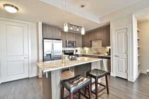 Business Apartment | Private kitchen | Full-size fridge, microwave, oven, stovetop