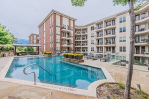 Outdoor pool - Corporate Suites at Victory Park Dallas (Dallas)