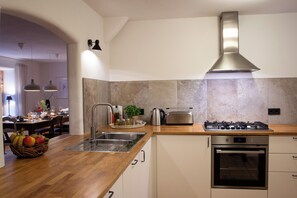 Frigorífico, horno, placa de cocina y lavavajillas