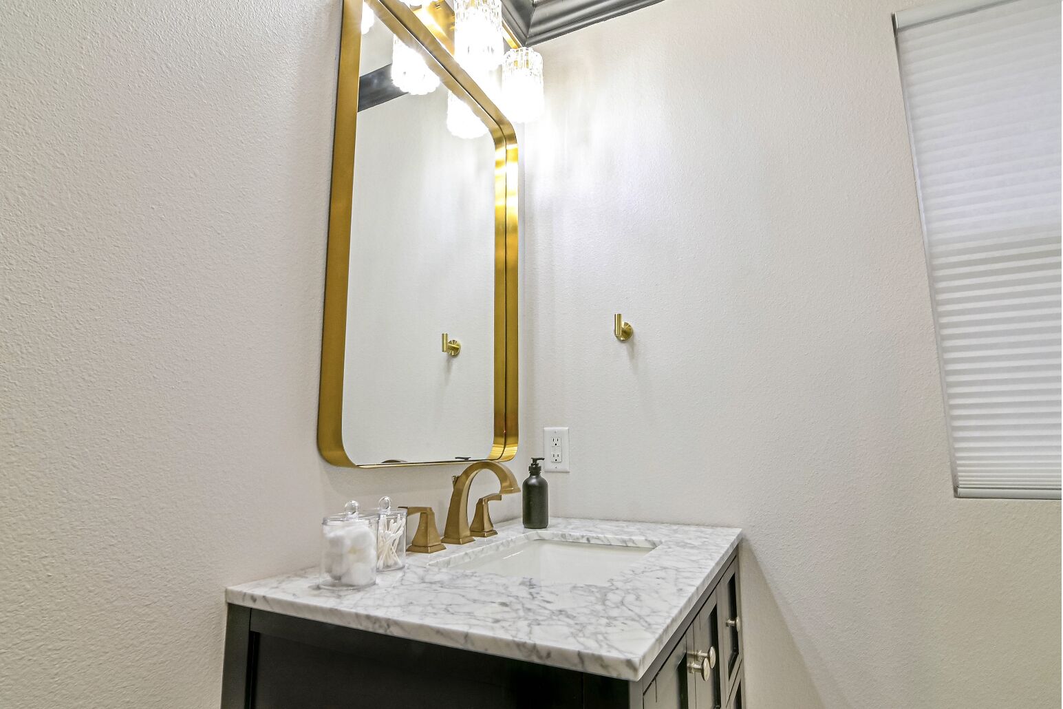 ✔️Gorgeous Home * SPACIOUS* Central Location