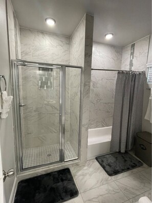 Combined shower/bathtub - Beautiful 3 Story Home with Terrace  Grill Netflix HBO MAX  WINE GAMES👾 hammock (Houston)