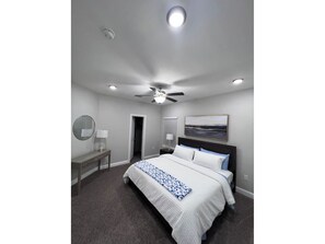 4 bedrooms, WiFi - Beautiful 3 Story Home with Terrace  Grill Netflix HBO MAX  WINE GAMES👾 hammock (Houston)