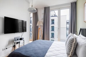 Tabla de planchar con plancha, wifi y ropa de cama 