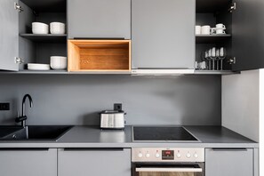 ثلاجة، ميكروويف، فرن، موقد طهي مسطح