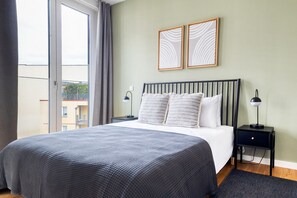 Iron/ironing board, WiFi, bed sheets