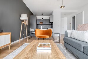 TV, stereo - Amazing Mitte 1BR with Apple Store in building, by Blueground (Berlin)