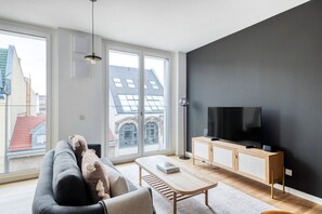 TV, stereo - Amazing Mitte 1BR with Apple Store in building, by Blueground (Berlin)