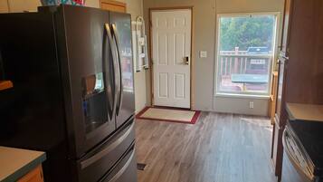 Jääkaappi, mikroaaltouuni, uuni, liesi