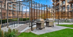 Outdoor dining - Top Floor Views + Central Comfort (Chicago)