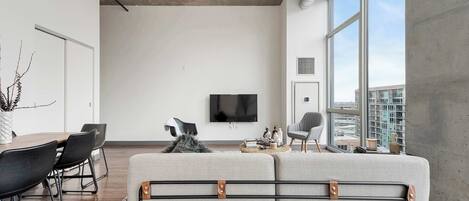 Télévision, chaîne hi-fi, espaces bureaux