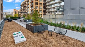 Property grounds - Top Floor Views + Central Comfort (Chicago)