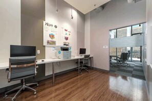 Business centre - Top Floor Views + Central Comfort (Chicago)