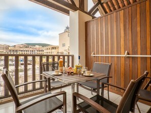 Outdoor dining - Lovely apartment for 4 guests with A/C, WIFI, pool, TV, terrace and pets allowed (Saint-raphaël)