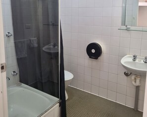 Shower, hydromassage showerhead, towels - Blue Gums Hotel (Fairview Park)