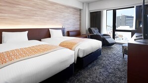 A hotel room with two beds, a desk, a chair, and a large window offering a city view. - Daiwa Roynet Hotel KUMAMOTO GINZADORI PREMIER (Kumamoto)
