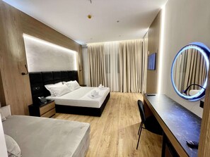 Frette Italian sheets, premium bedding, down comforters, pillowtop beds - EL MAR HOTEL (Vlorë)
