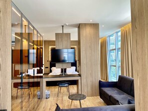 Deluxe Suite | Frette Italian sheets, premium bedding, down duvets, pillow-top beds - EL MAR HOTEL (Vlorë)