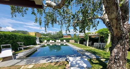 Stunning villa for 6 guests with WIFI, pool, A/C, TV, pets allowed and parking