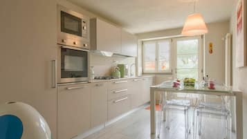 Microondas, horno y lavavajillas