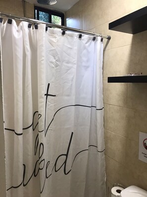 Chuveiro, toalhas de banho, sabonete, papel higiênico