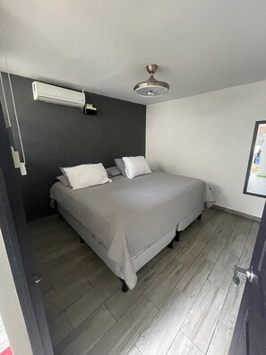 4 quartos, escrivaninha, ferros/tábuas de passar roupa