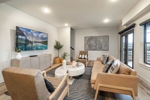 Smart-TV, bordtennis og filmbibliotek