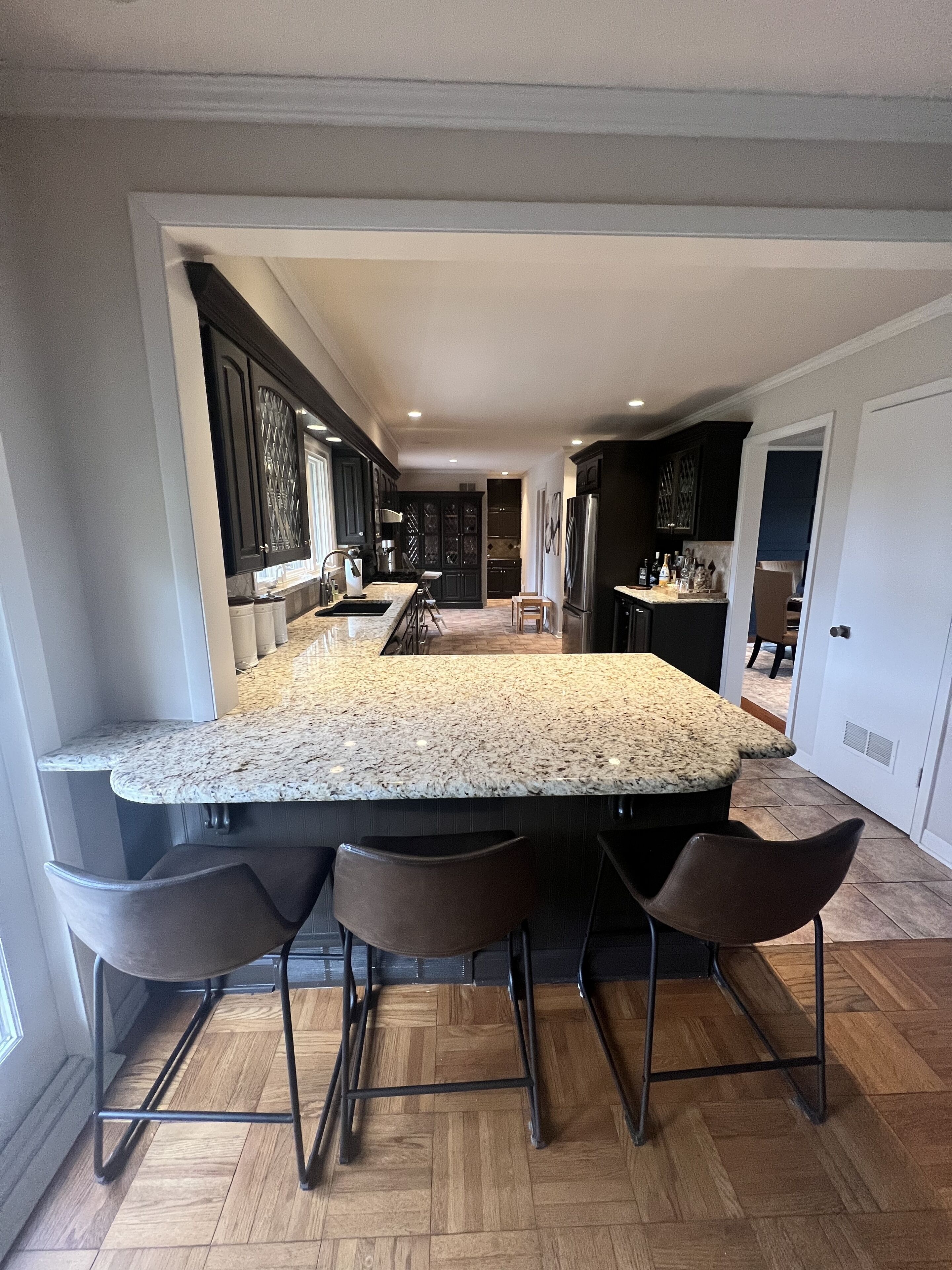 Mikrowelle, Geschirrspüler, Wasserkocher mit Kaffee-/Teezubehör