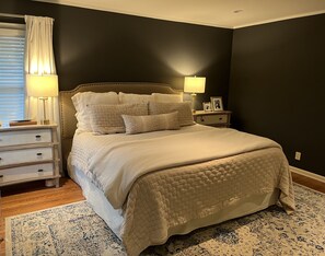 4 bedrooms, iron/ironing board, WiFi, bed sheets - Ranch style home in midtown Tulsa. 3.5 miles from Southern Hills. (Tulsa)