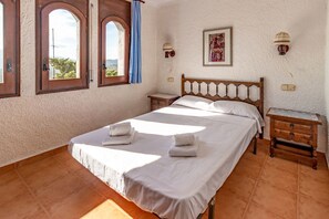 2 bedrooms, bed sheets