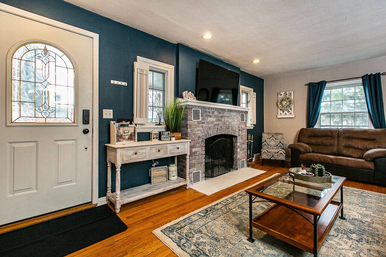 Bungalow in the Burg - 1 block from downtown