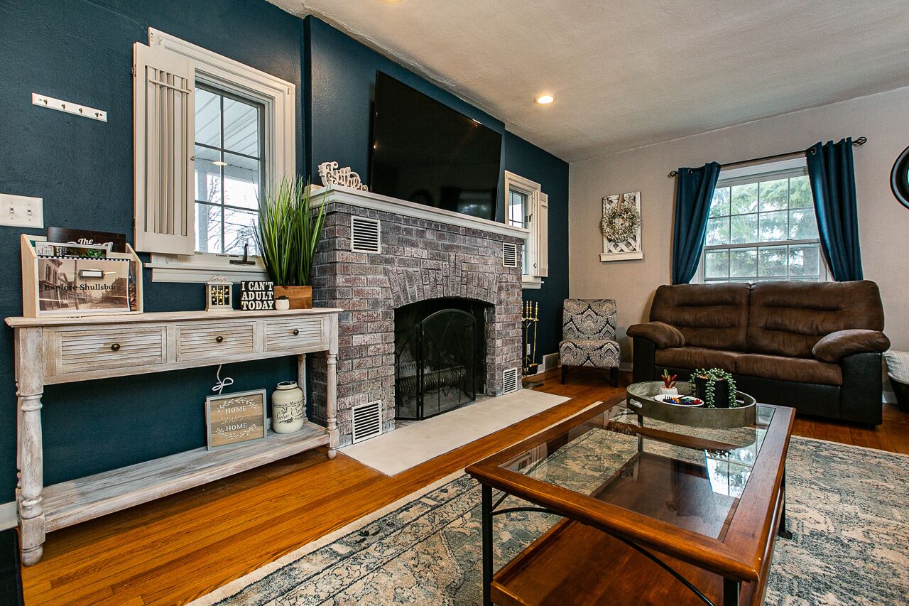 Bungalow in the Burg - 1 block from downtown