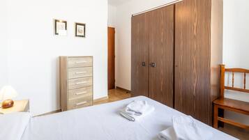 3 chambres, fer et planche Ă repasser, draps fournis
