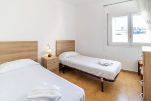 3 habitaciones, tabla de planchar con plancha y ropa de cama 