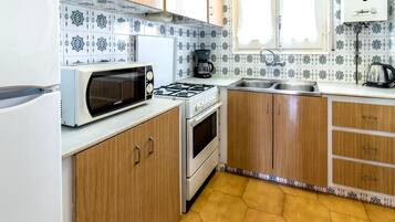 Réfrigérateur, micro-ondes, four