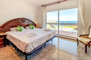 4 chambres, fer et planche à repasser, draps fournis