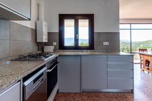 Een koelkast, een oven, een kookplaat, een vaatwasser