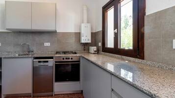 Frigorífico, horno, placa de cocina y lavavajillas