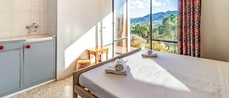 3 bedrooms, bed sheets