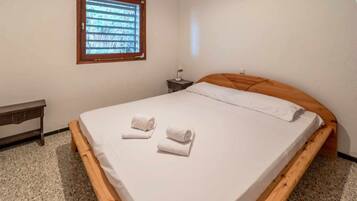 3 slaapkamers, een strijkplank/strijkijzer, wifi, beddengoed