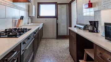 Een koelkast, een microgolfoven, een oven, een vaatwasser