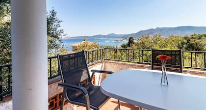 Grifeu 6 Bright apartment with terrace and views