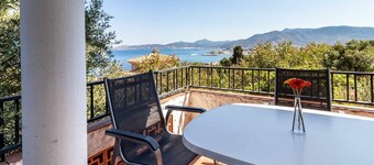 Grifeu 6 Bright apartment with terrace and views