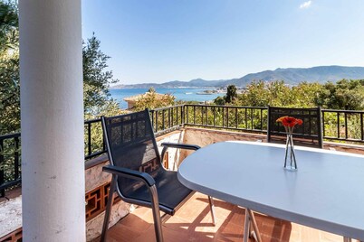 Grifeu 6 Bright apartment with terrace and views
